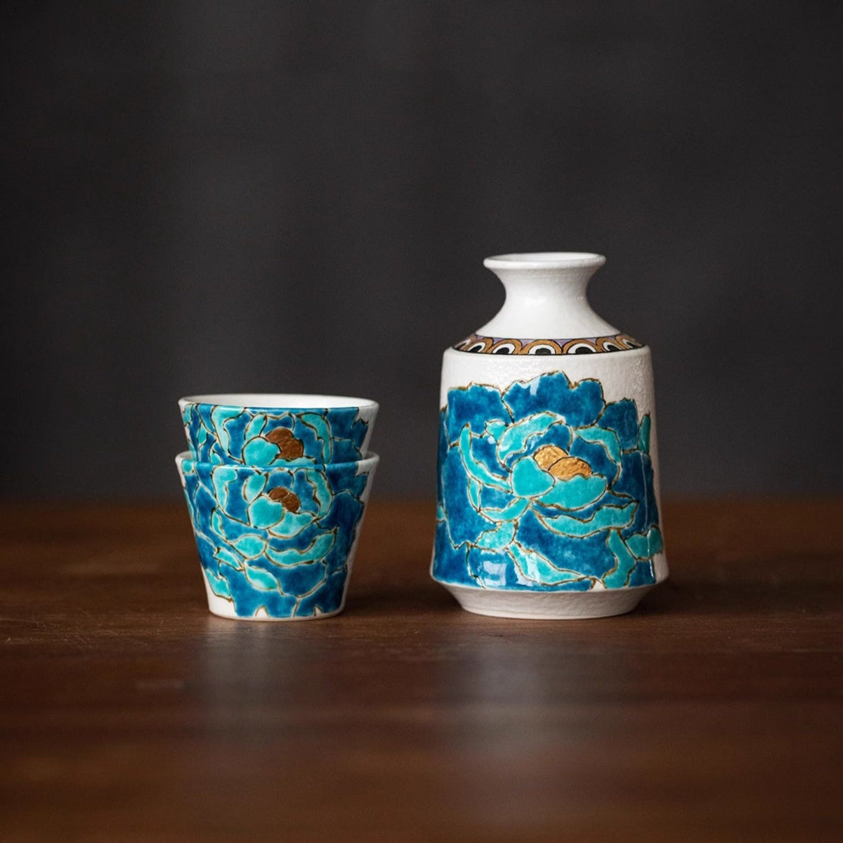 Kutaniyaki Gold Foil Blue Peony Sake Set